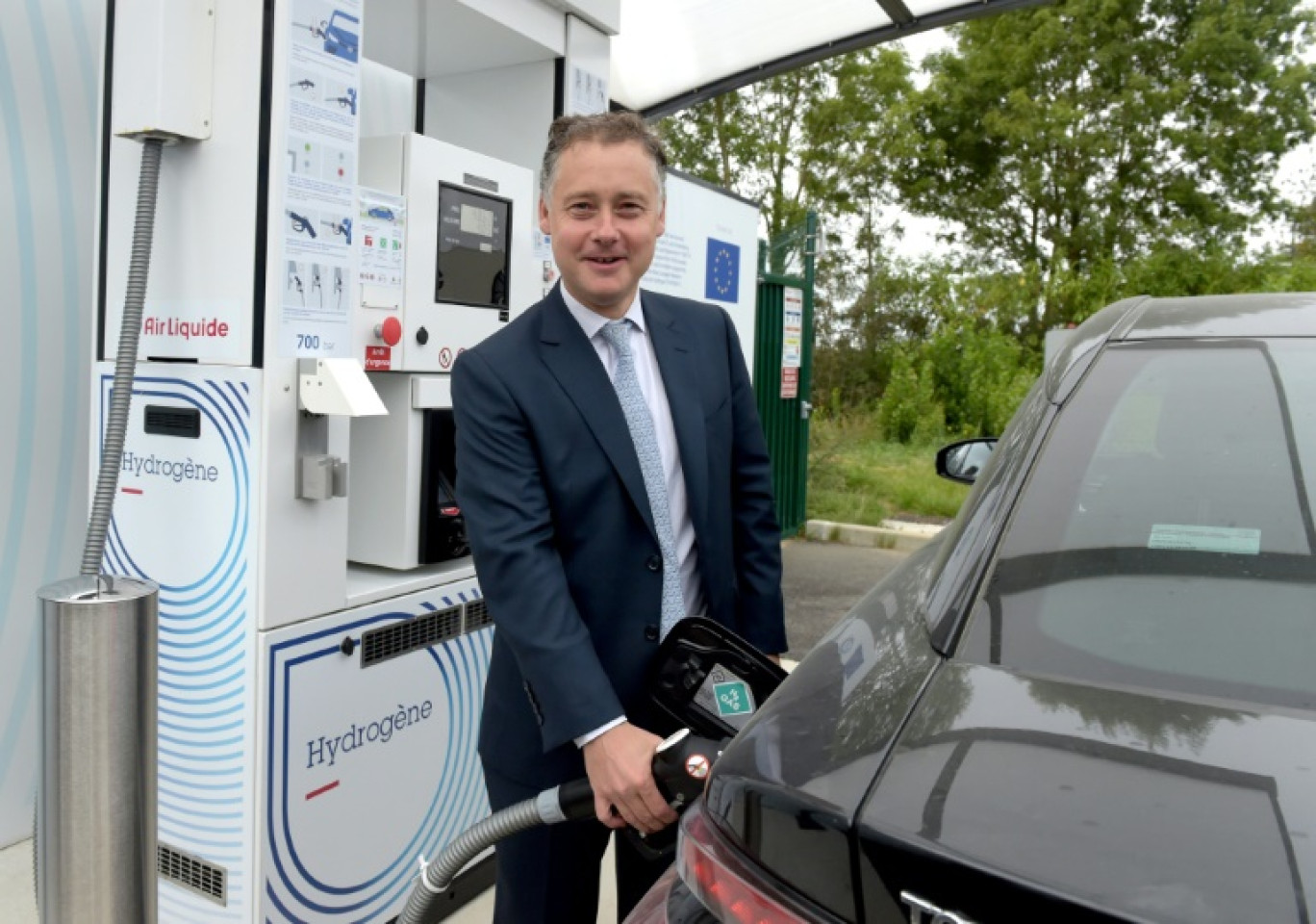 Pierre-Etienne Franc, alors vice-président d'Air Liquide, fait le plein devant la presse dans une station d'hydrogène de sa société aux Loges-en-Josas, dans les Yvelines, le 12 septembre 2019 © ERIC PIERMONT