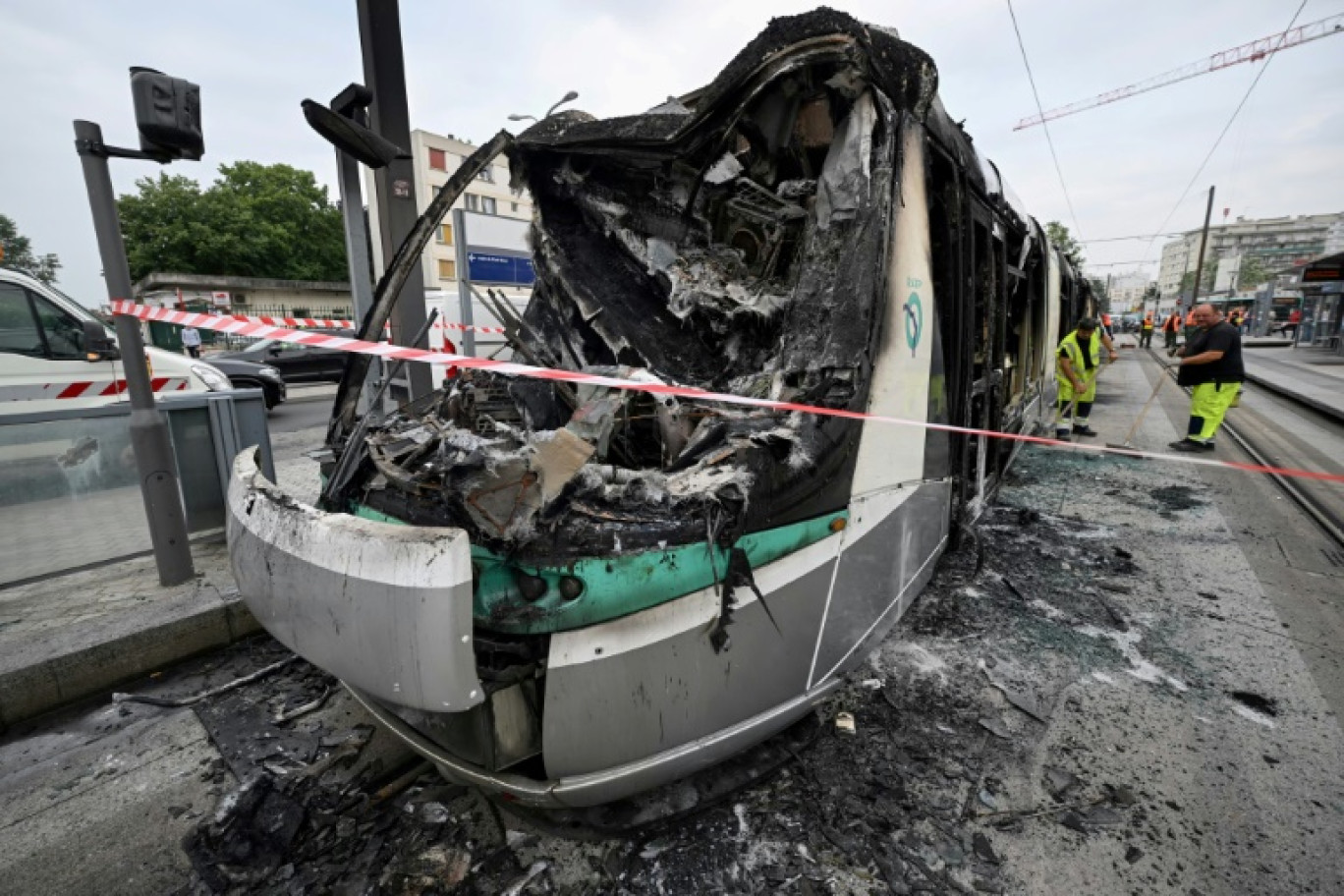 Un tramway incendié à Clamart, au sud-ouest de Paris, le 29 juin 2023 © Emmanuel DUNAND