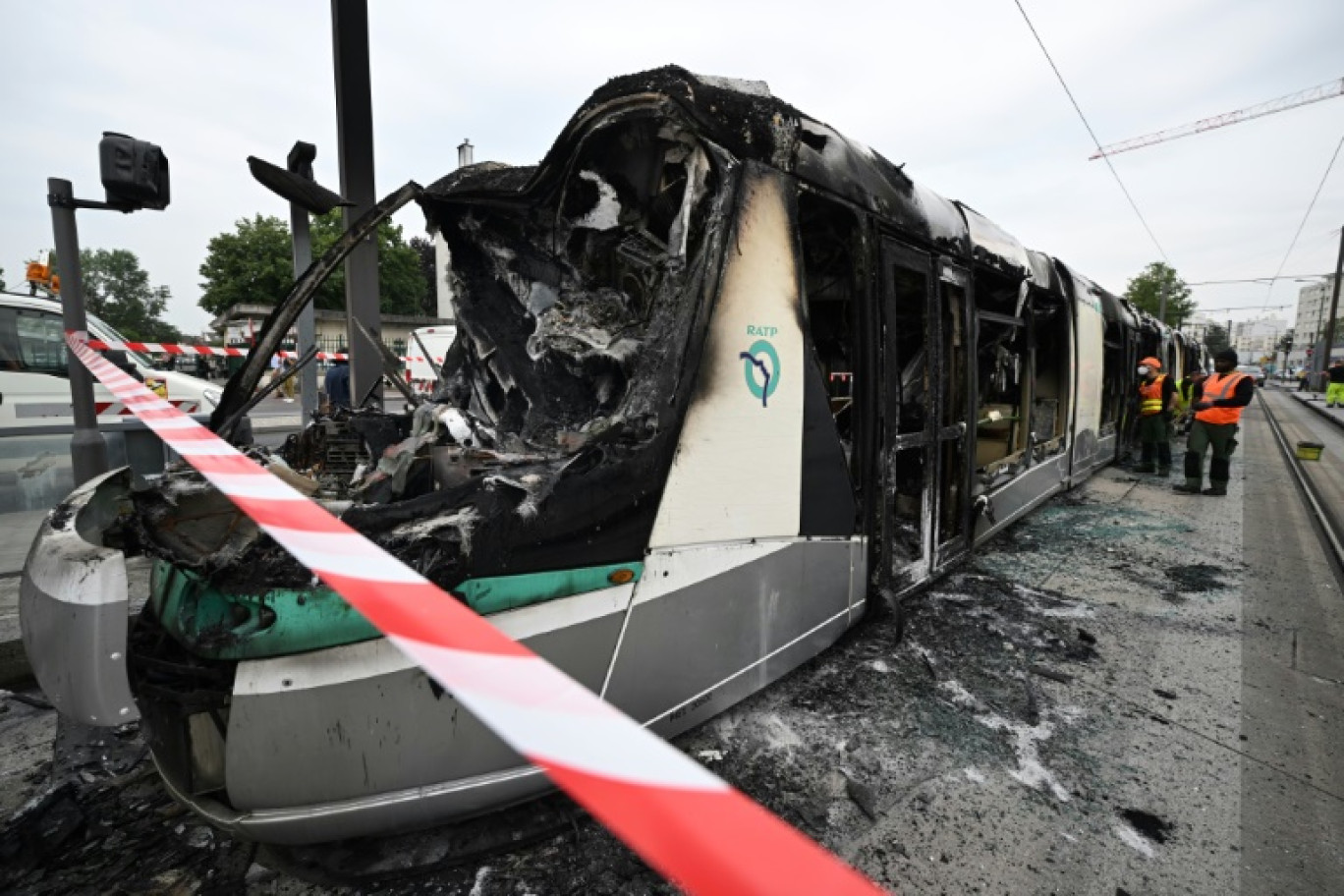 Un tramway incendié à Clamart, lors d'émeutes liées à la mort de Nahel, le 29 juin 2023 au sud-ouest de Paris © Emmanuel DUNAND