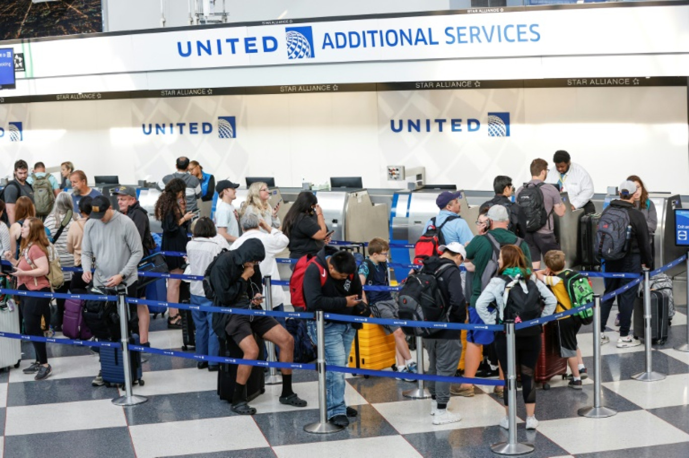 Des voyageurs à l'aéroport international O'Hare de Chicago, le 30 juin 2023 dans l'Illinois © KAMIL KRZACZYNSKI