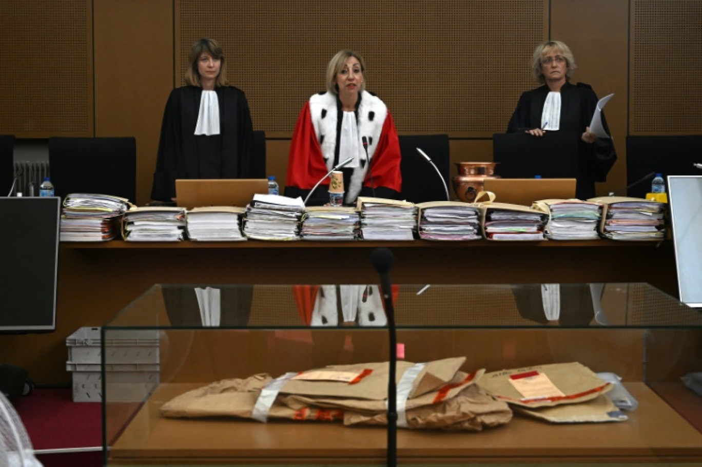 La présidente de la Cour d'assises du Haut-Rhin Christine Schlumberger (au centre) arrive à l'audience du procès en appel de Jean-Marc Reiser, le 20 juin 2023 © PATRICK HERTZOG