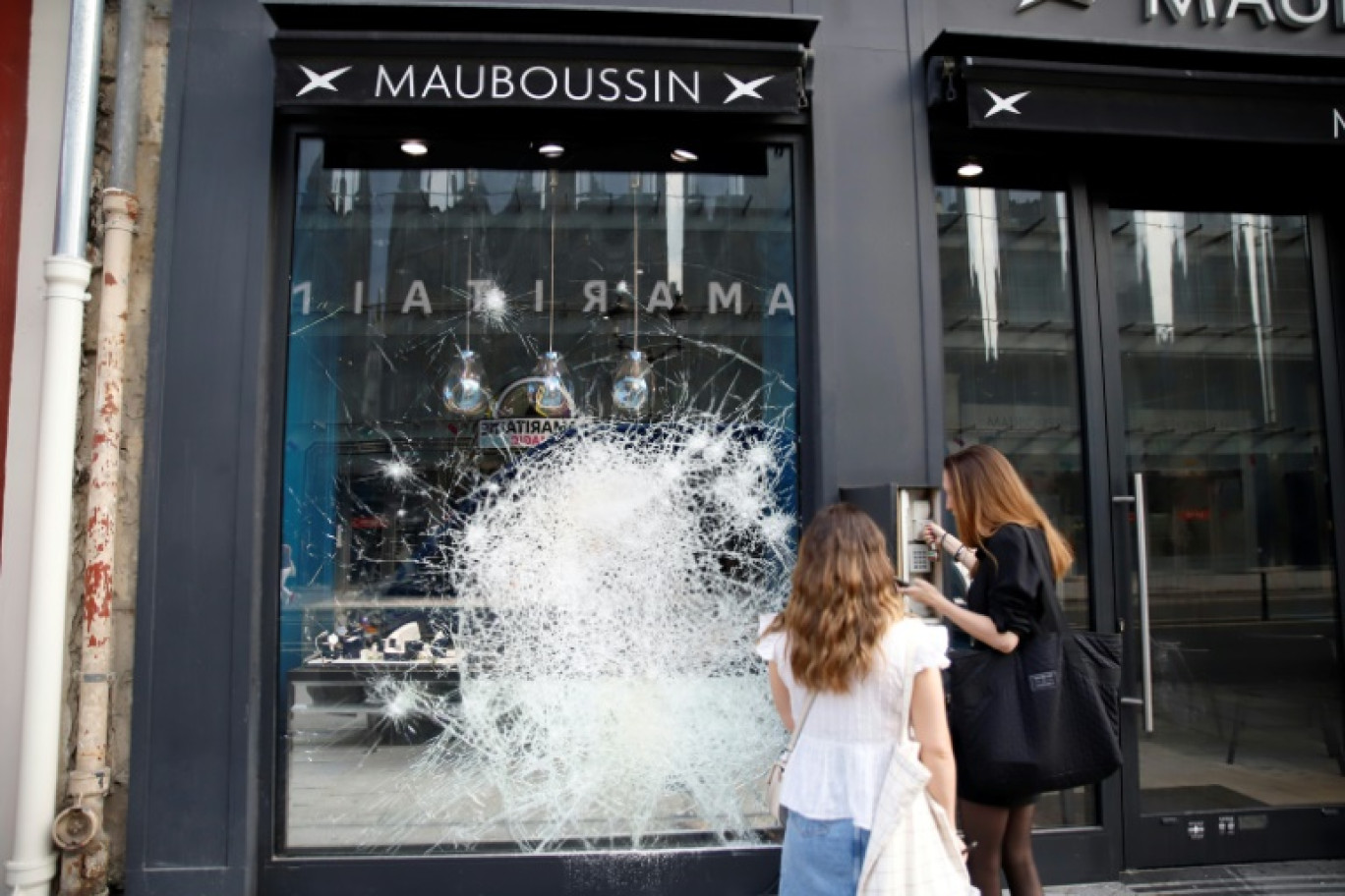 La vitrine brisée d'un magasin Mauboussin après des émeutes, le 30 juin 2023 à Paris © -