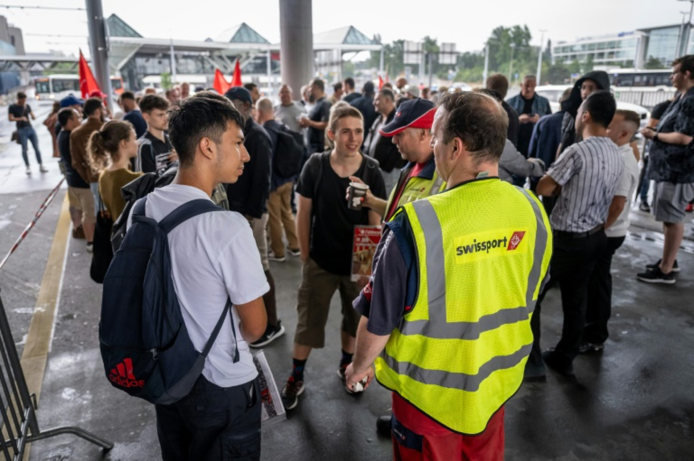 Des salariés manifestent pendant une grève à l'aéroport international de Genève le 30 juin 2023 © Fabrice COFFRINI