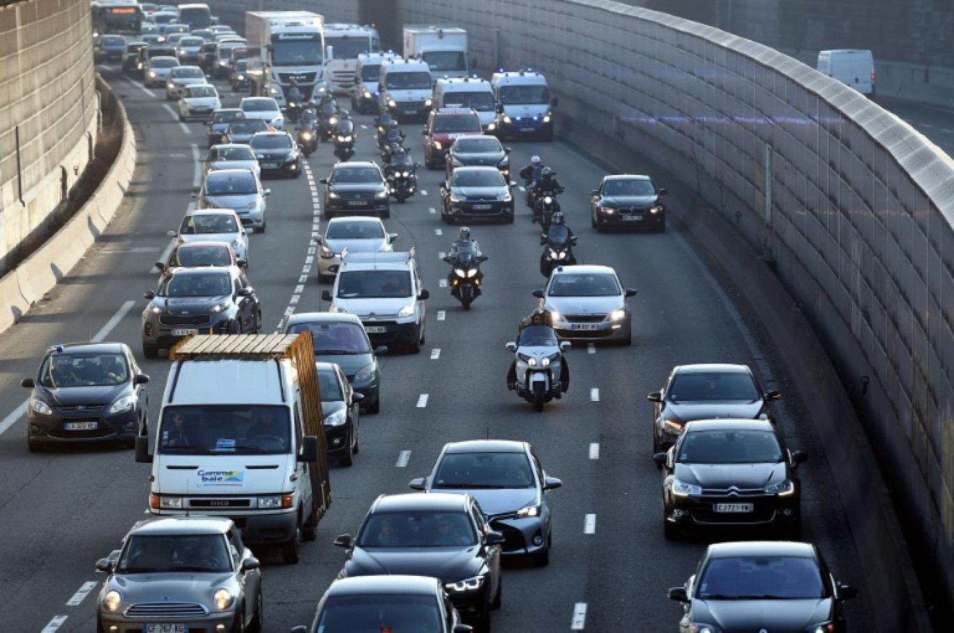 L'arrivée plus précoce d'une génération d'automobilistes, avec l'ouverture à la conduite seul dès 17 ans voulue par Élisabeth Borne, est synonyme de nouveaux clients pour les assureurs auto qui se méfient cependant de leur manque d'expérience © LIONEL BONAVENTURE