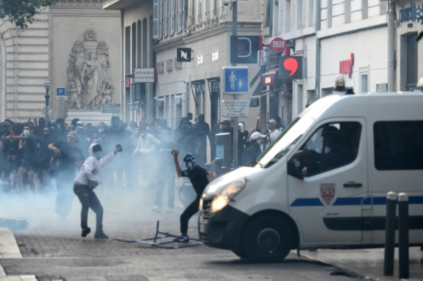 Jets de projectiles contre un véhicule de police et heurts entre groupes de jeunes et CRS, le 30 juin 2023 à Marseille © CHRISTOPHE SIMON