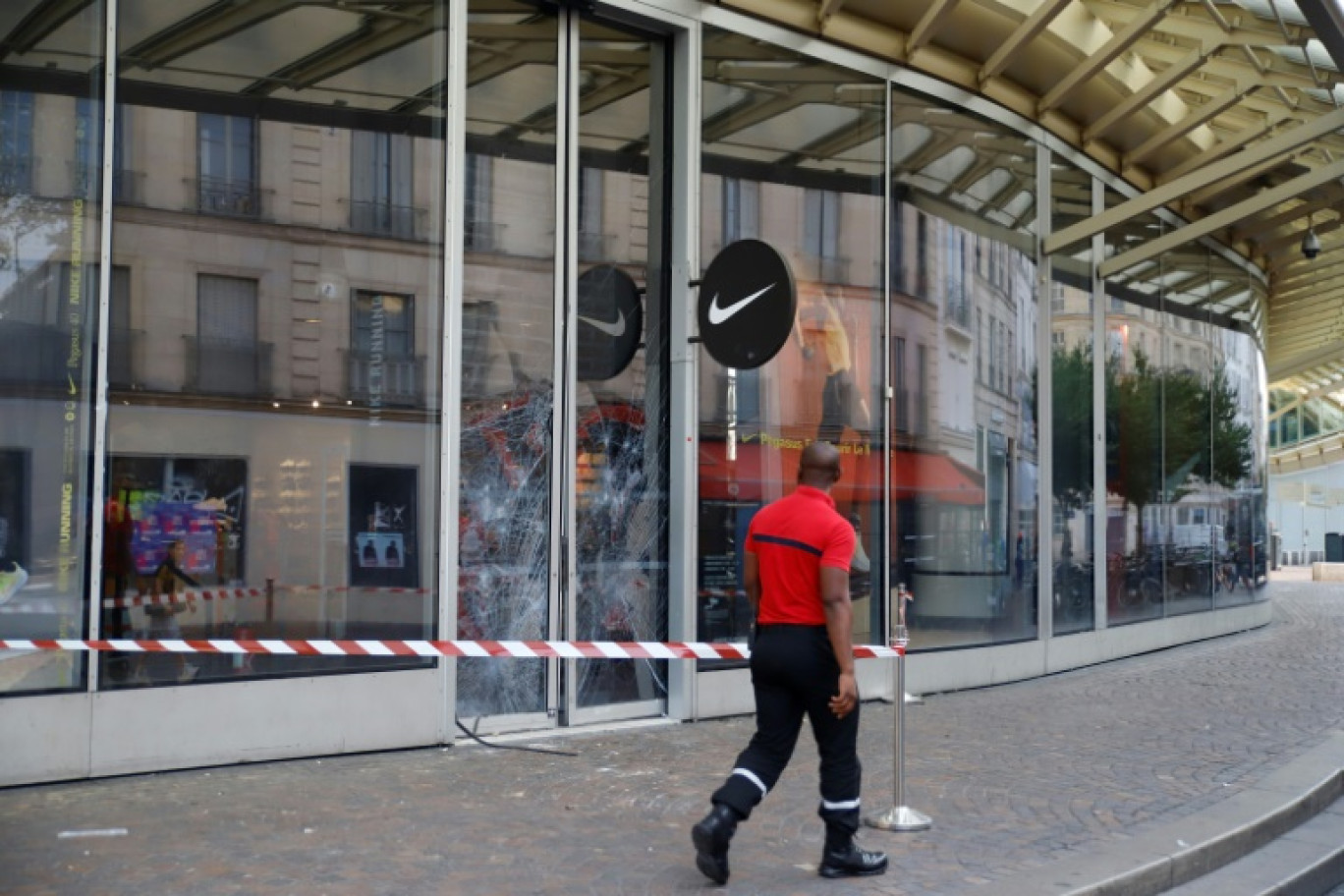 La vitrine d'un magasin Nike endommagée au Forum des Halles, le 30 juin  2023 à Paris © -