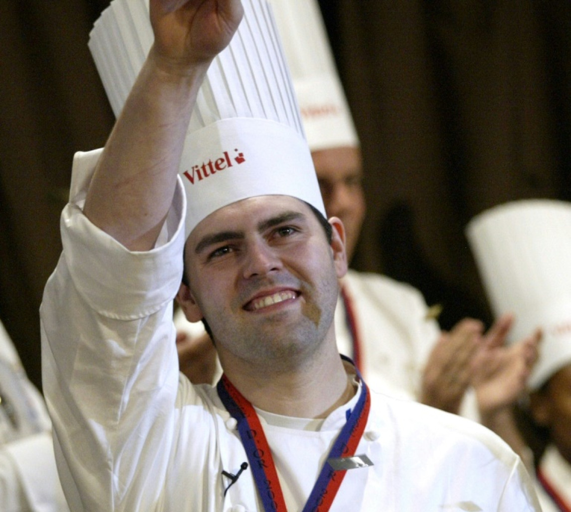 Le chef français Serge Vieira, alors âgé de 26 ans, après qu'il a remporté le Bocuse d'or, le 26 janvier 2005 à Lyon © FRED DUFOUR