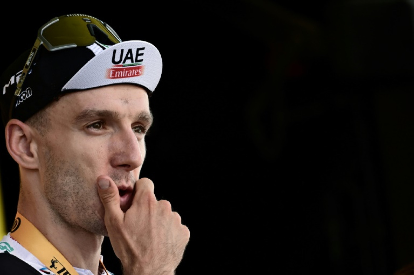 Le coureur britannique de UAE Team Emirates, Adam Yates, sur le podium après avoir remporté la première étape de la 110e édition du Tour de France cycliste, à Bilbao, dans le nord de l'Espagne, le 1er juillet 2023 © Marco BERTORELLO