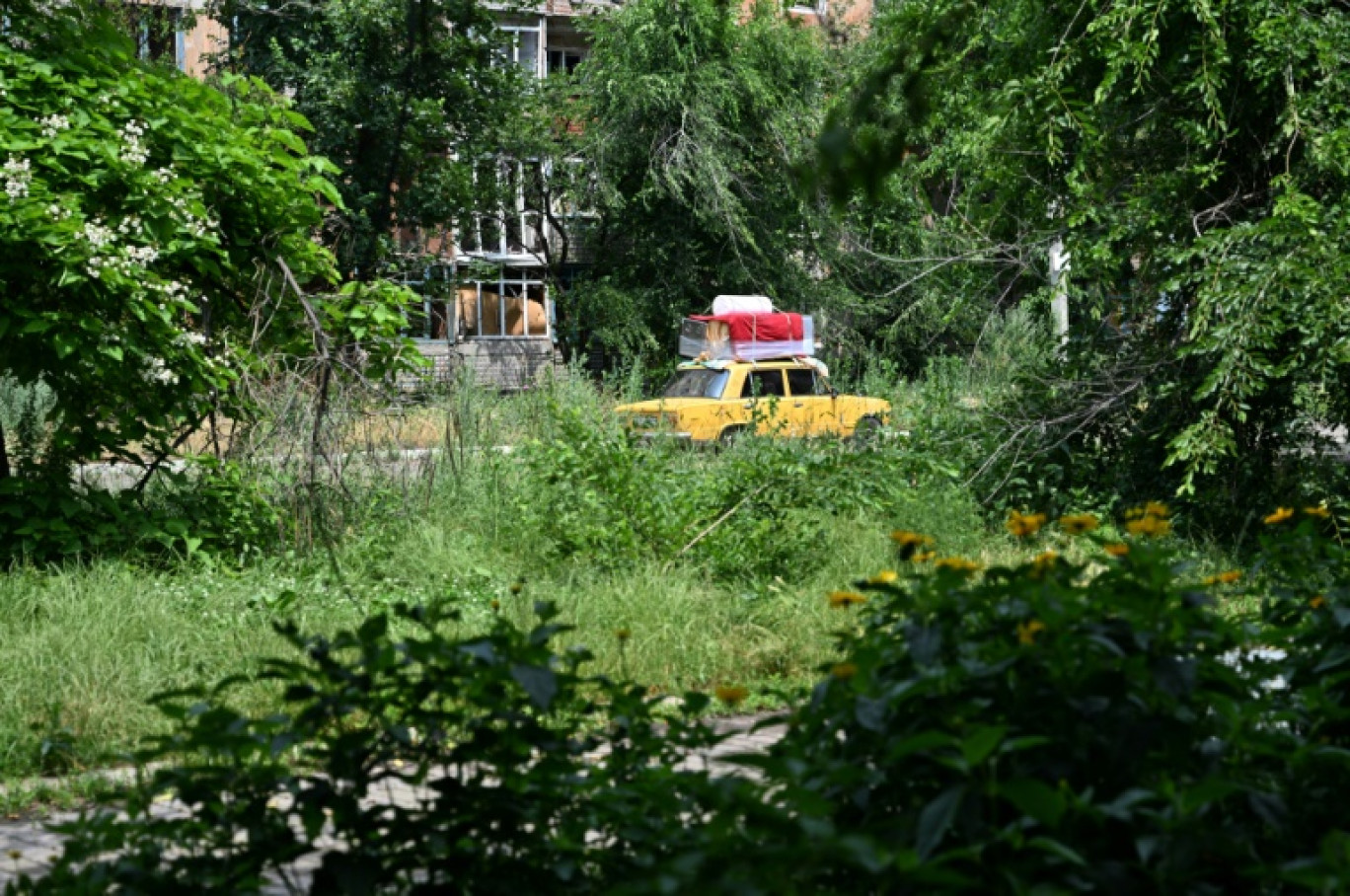 Des personnes quittent la ville de front d'Avdiivka, dans la région de Donetsk, le 28 juin 2023 © Genya SAVILOV