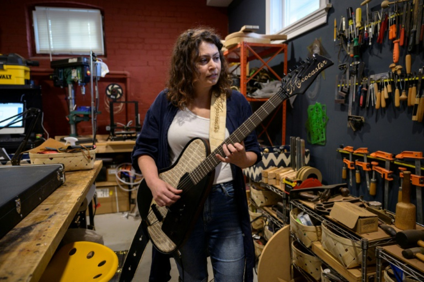 La luthière française Rachel Rosenkrantz joue sur sa guitare "Mycocaster", fabriquée en mycélium de champignon, le 21 juin 2023 à Providence, dans le nord-est des Etats-Unis © ANGELA WEISS