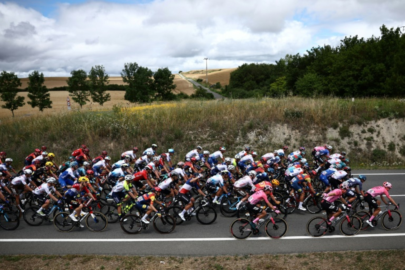 Le peloton du Tour de France sur les routes du Pays basque espagnol, en direction de Saint-Sébastien le 2 juillet 2023 © Anne-Christine POUJOULAT