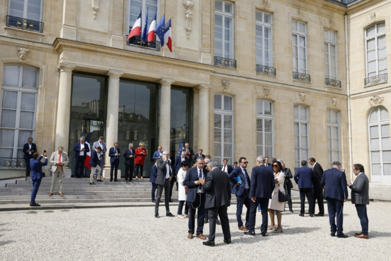 Des maires de communes touchées par les émeutes affluent au palais de l'Elysée pour une rencontre avec le président français Emmanuel Macron, le 4 juillet 2023 © Ludovic MARIN