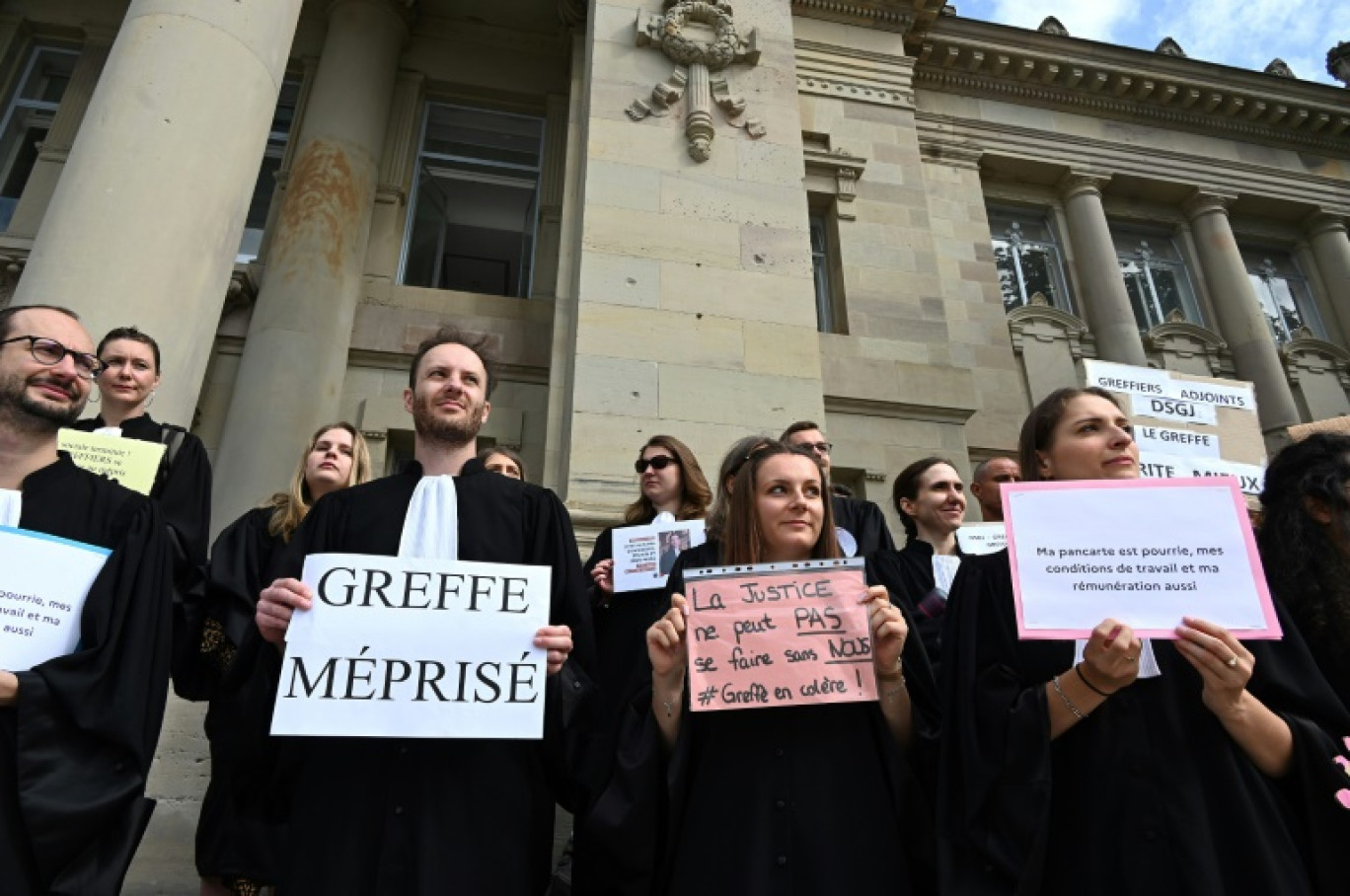 Journée de grève nationale chez les greffiers qui manifestent devant le palais de justice de Strasbourg, le 3 juillet 2023 © Frederick FLORIN