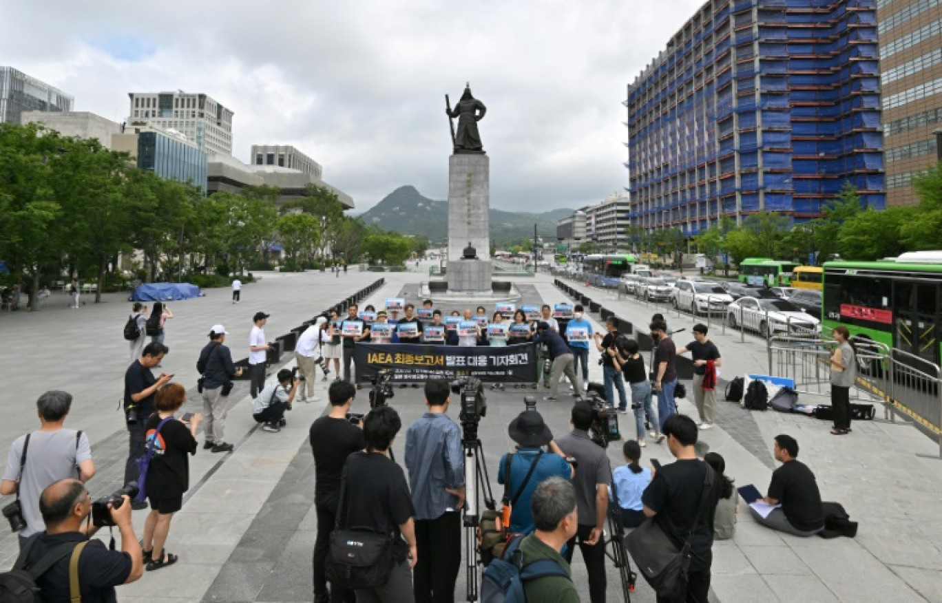 Des militants sud-coréens protestent contre le rapport de l'Agence internationale de l'énergie atomique (AIEA) sur le plan de rejet de l'eau de Fukushima, sur la place Gwanghwamun à Séoul, le 5 juillet 2023 © Jung Yeon-je