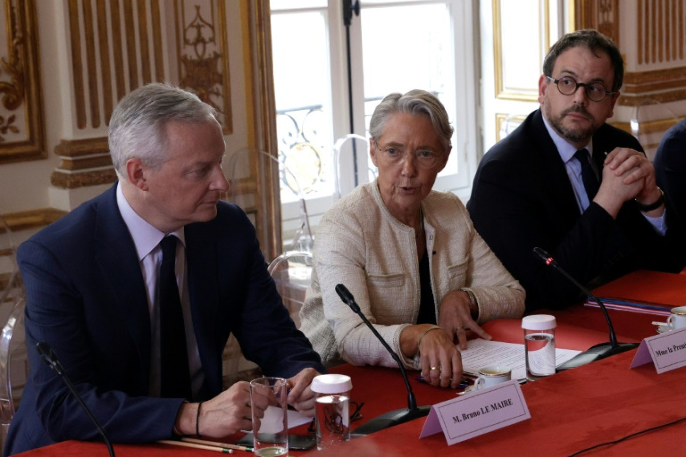 La Première ministre Elisabeth Borne (au centre) réunit à Matignon les représentants des groupes politiques, le 3 juillet 2023 à Paris © Geoffroy Van der Hasselt