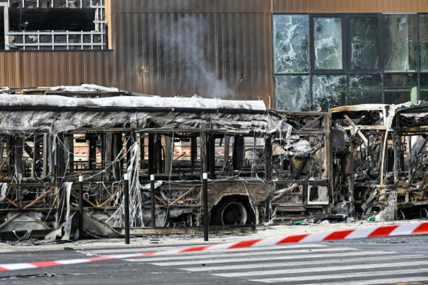 Des bus brûlés à Aubervilliers, au nord de Paris, le 30 juin 2023 © Bertrand GUAY