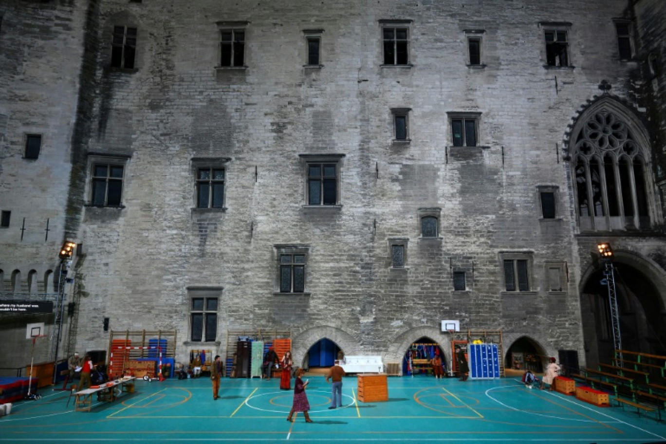 Des comédiens durant les répétitions de la pièce "Welfare" de Julie Deliquet sur la scène de la Cour d'honneur du palais des papes dans le cadre du Festival d'Avignon le 3 juillet 2023. © Christophe SIMON