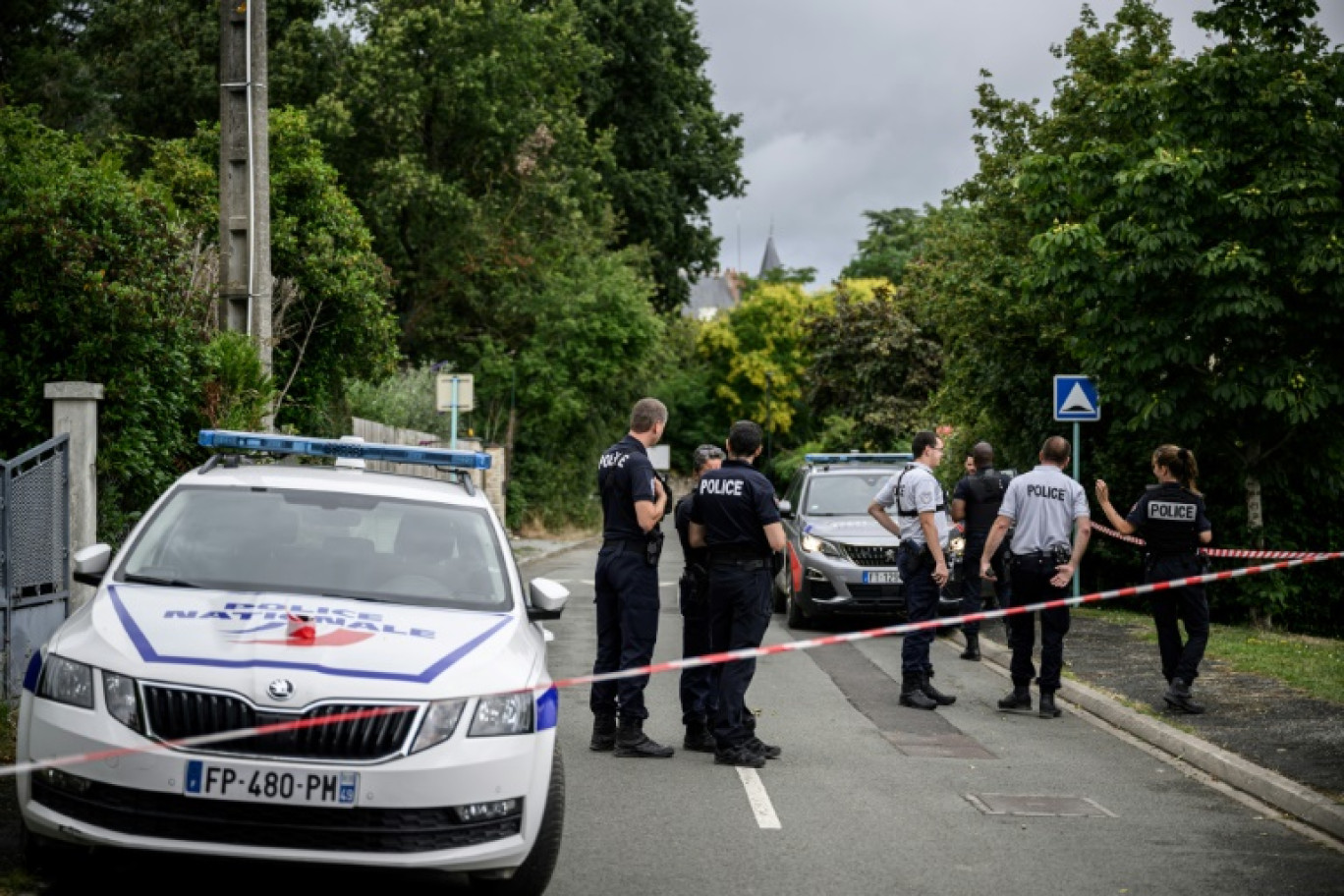 La police bloque une rue d'Avrillé, dans le Maine-et-Loire, où un détenu en cavale a été retrouvé et interpellé le 4 juillet 2023 © LOIC VENANCE