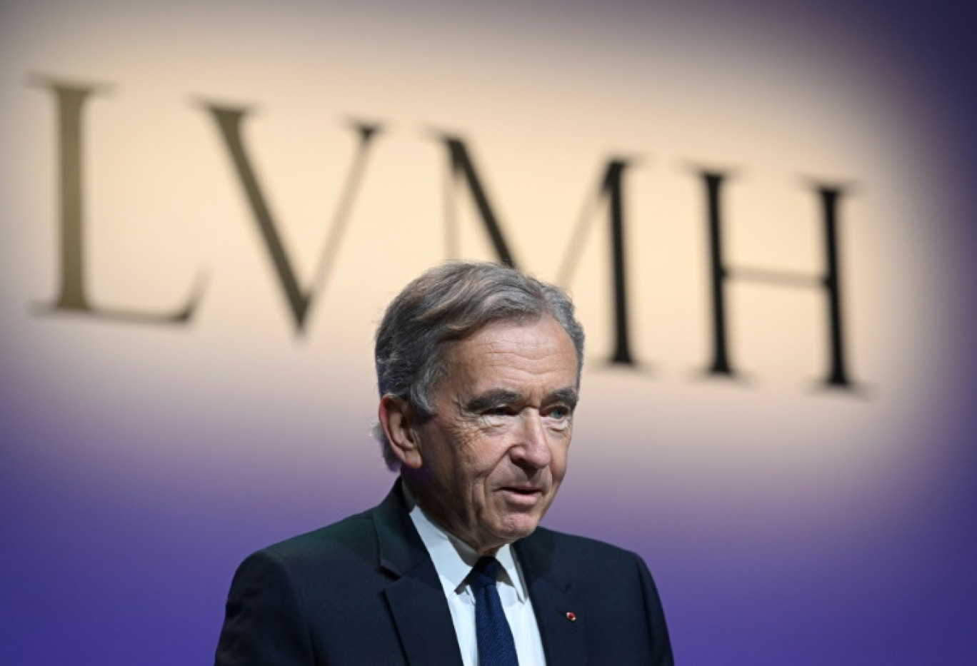 Le patron du numéro un mondial du luxe Bernard Arnault commentant les résultats du groupe LVMH, le 26 janvier 2023 à Paris © Stefano Rellandini