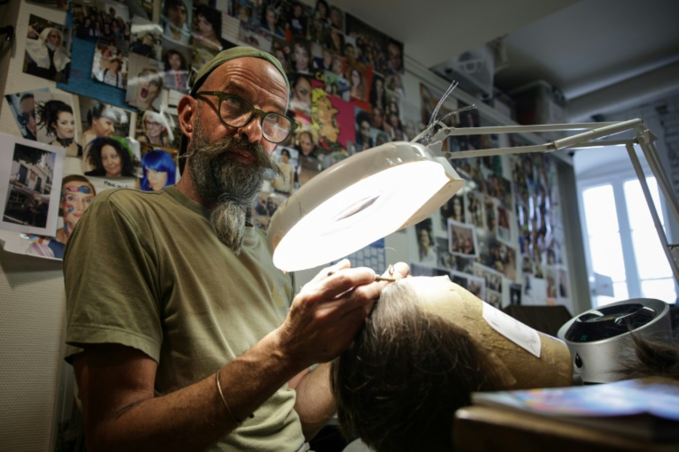 Jean Vogel, artisan perruquier dans l'atelier de perruques du Théâtre du Capitole, à Toulouse, dans le sud-ouest de la France, le 29 juin 2023 © Valentine CHAPUIS