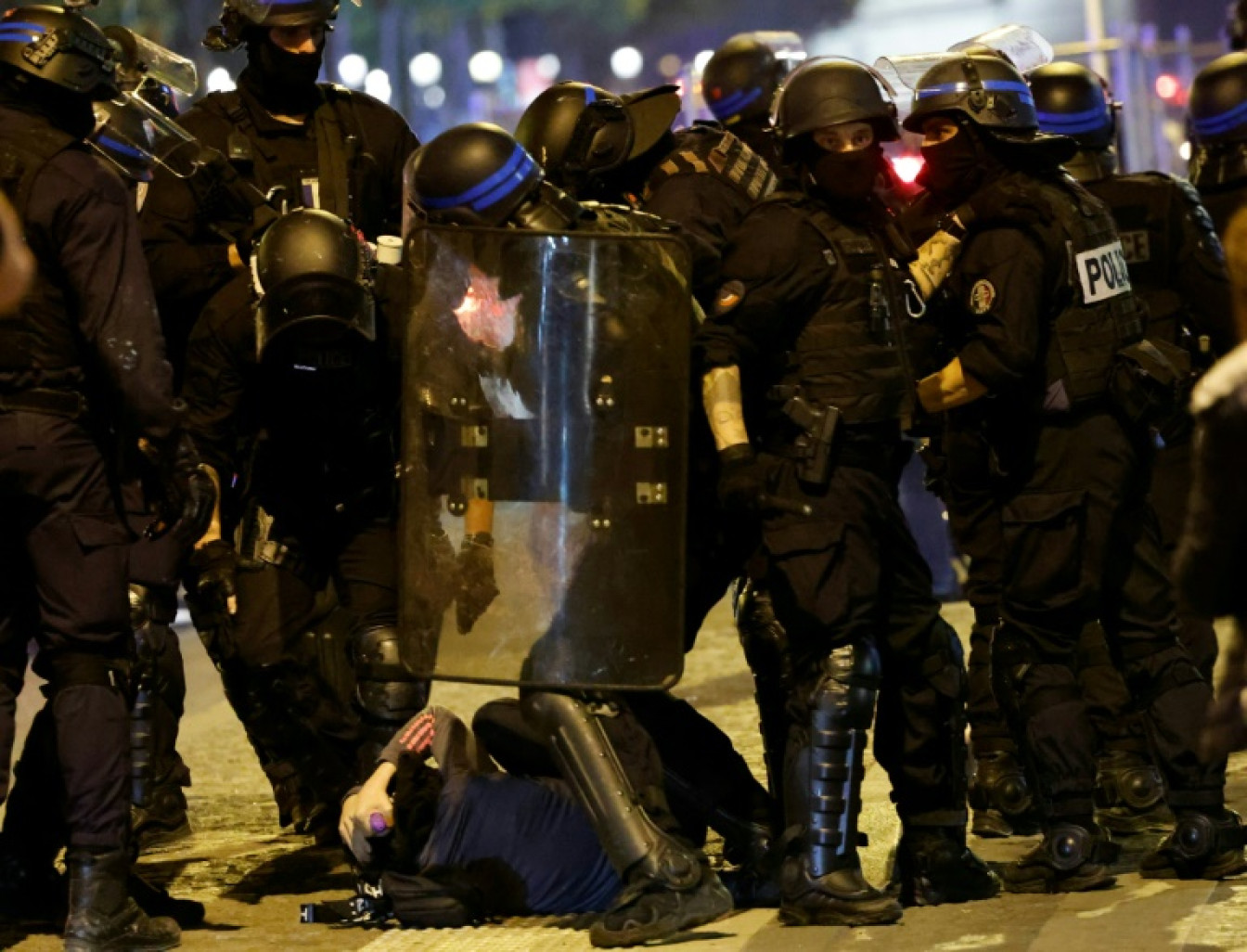 Des policiers lors d'une interpellation de manifestant à Paris, le 2 juillet 2023 © Ludovic MARIN