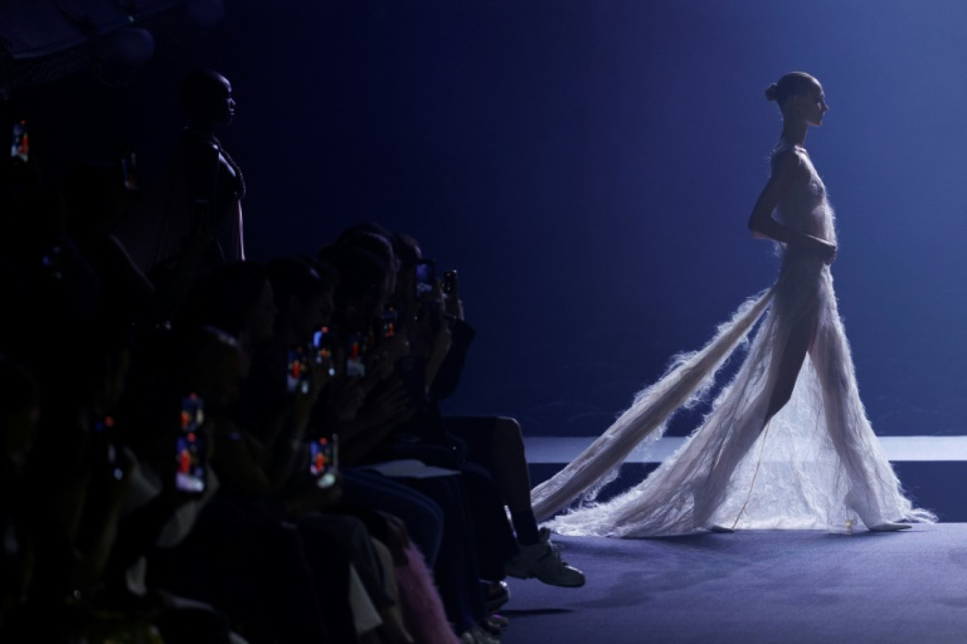 Défilé du couturier saoudien Ashi haute couture à Paris, le 6 juillet 2023 © Geoffroy VAN DER HASSELT