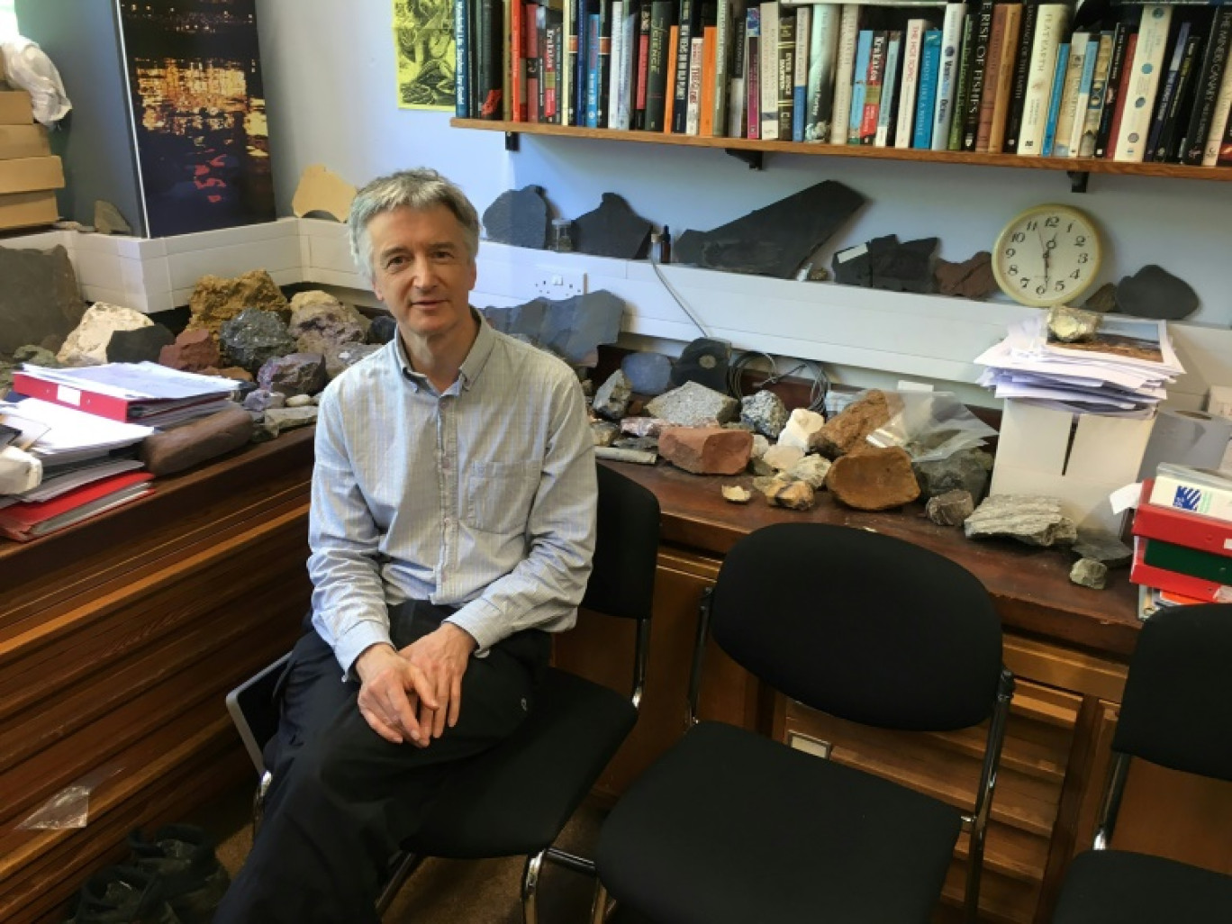 Photo fournie le 7 juillet 2023 du  paléobiologiste Jan Zalasiewicz dans son bureau de l'Université de Leicester, le 26 mai 2017 en Angleterre © YASMIN YONAN