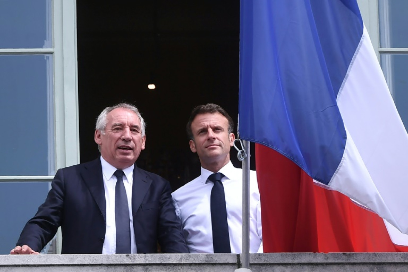 Le président français Emmanuel Macron (d) et le maire de Pau François Bayrou au balcon de l'hôtel de ville de Pau, le 6 juillet 2023 © GAIZKA IROZ