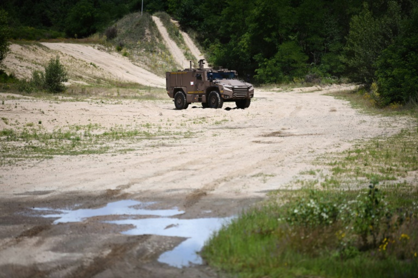 Le Serval, un véhicule blindé multi-rôles (VBMR), sur les pistes d'essais du site de Nexter, le 4 juillet 2023 à Roanne, dans la Loire © OLIVIER CHASSIGNOLE