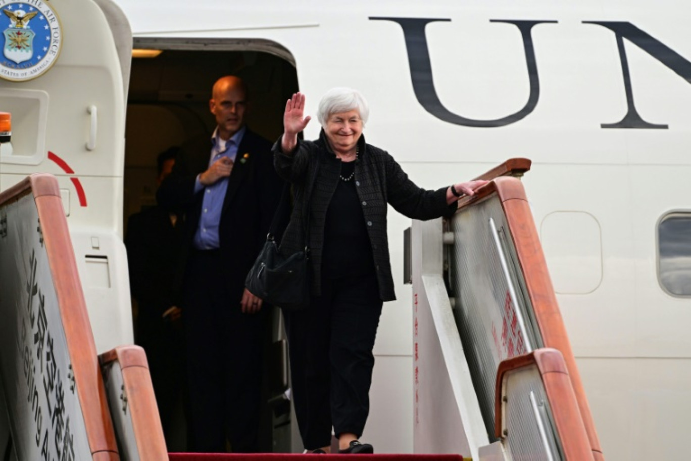 La secrétaire au Trésor américain Janet Yellen (à droite) arrive à l'aéroport international de Pékin le 6 juillet 2023 © Pedro PARDO