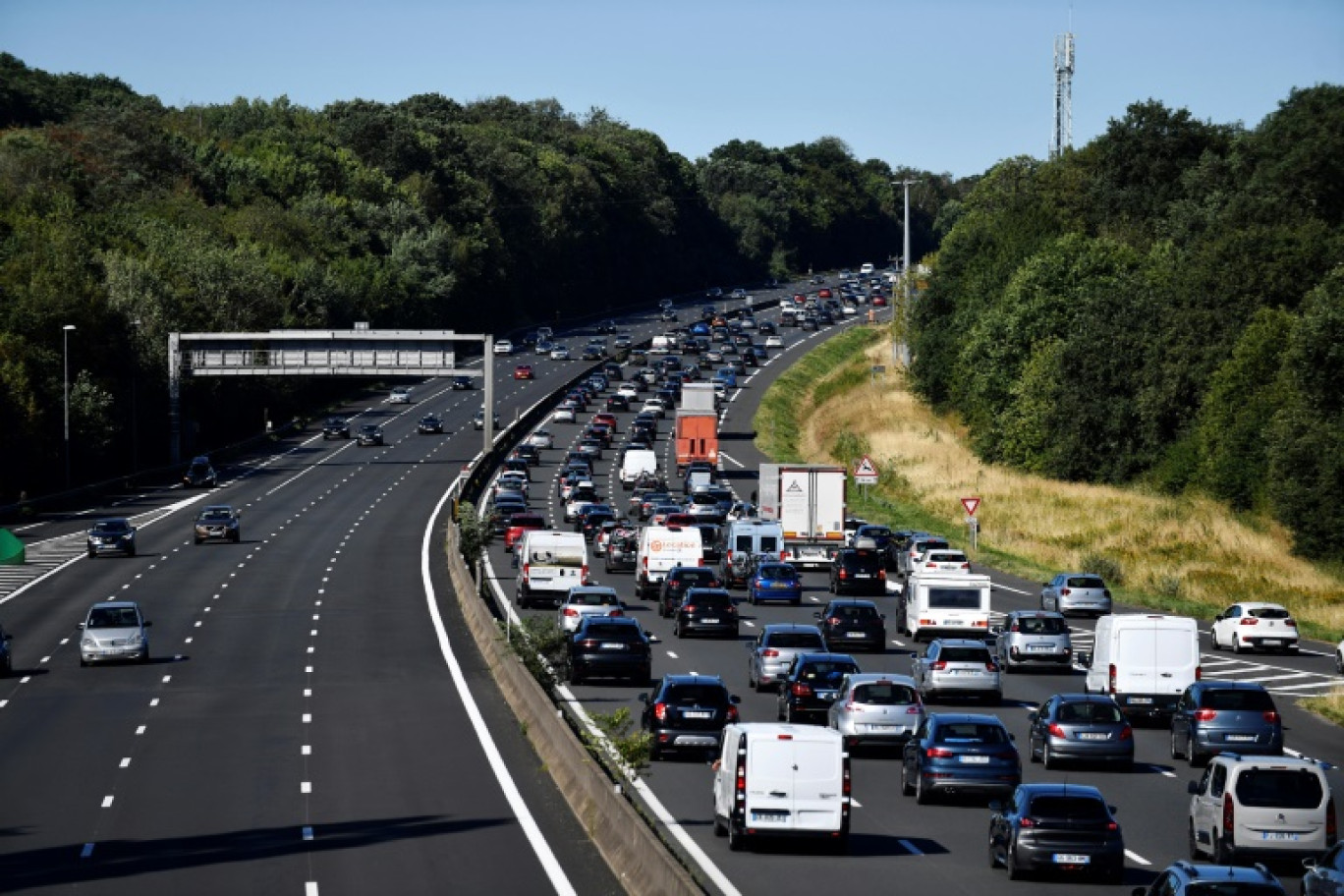 Embouteillage sur l'autoroute A10 dans la banlieue parisienne, le 6 août 2022 © JULIEN DE ROSA