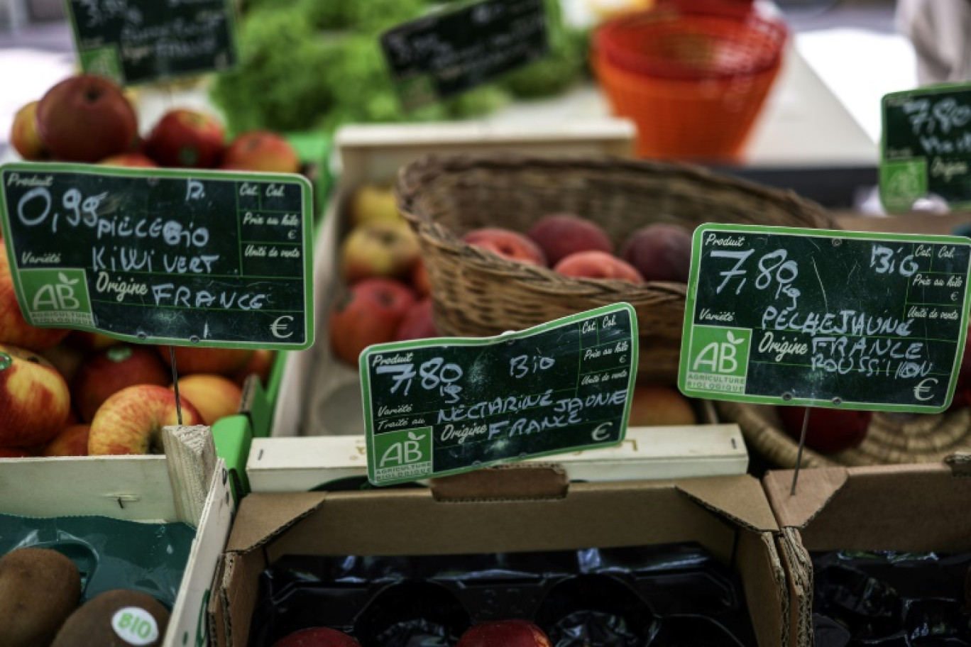 Des fruits issus de l'agriculture biologique sur un marché de Toulouse, le 8 juillet 2023 © Charly TRIBALLEAU