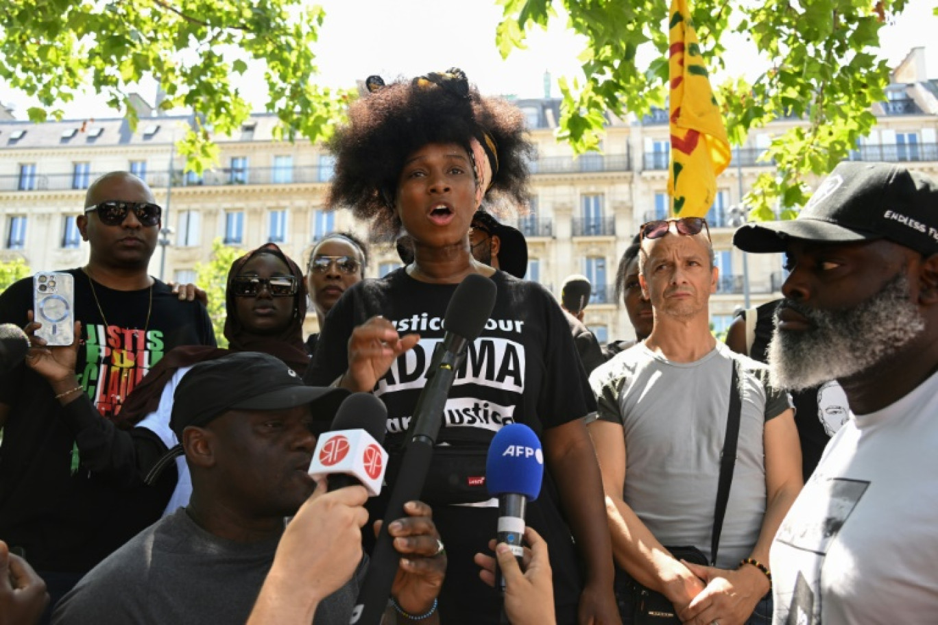 Assa Traoré, figure du combat contre les violences policières, s'exprime le 8 juillet 2023 à Paris avant une marche en mémoire de son frère décédé peu après son interpellation par des gendarmes en juillet 2016 © Bertrand GUAY