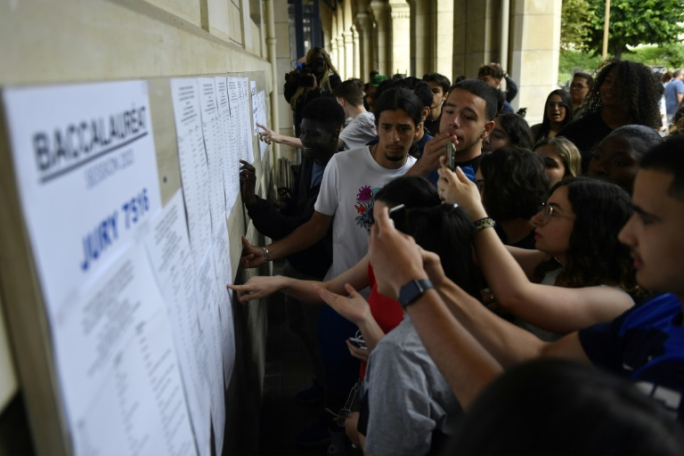 Des candidats au baccalauréat consultent les résultats, le 4 juillet 2023 à Paris © JULIEN DE ROSA