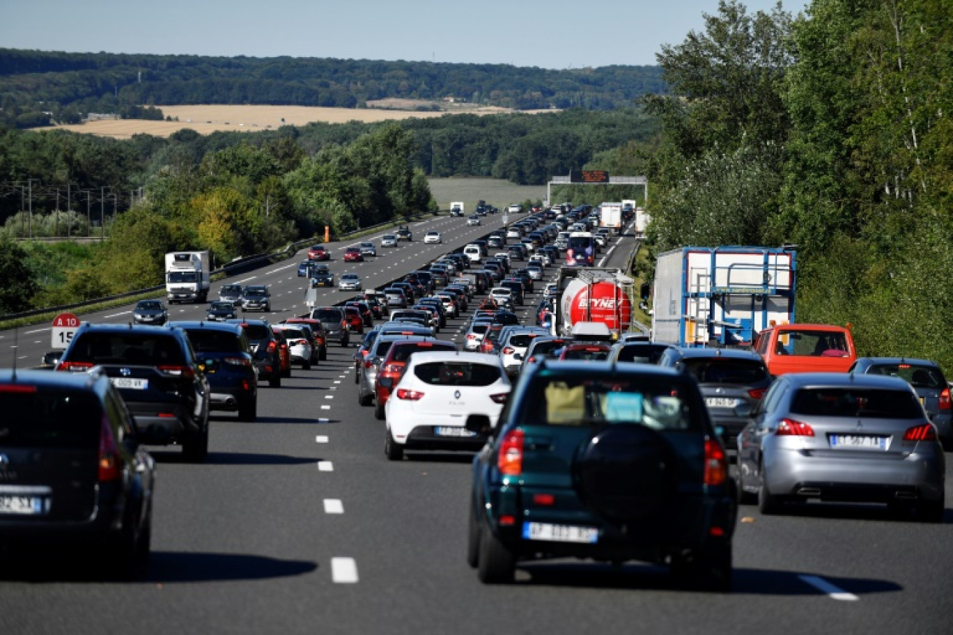 Trafic très dense sur les grands axes routiers français pour le premier week-end des vacances scolaires, avec un pic de 988,40 km de bouchons relevé à la mi-journée © JULIEN DE ROSA