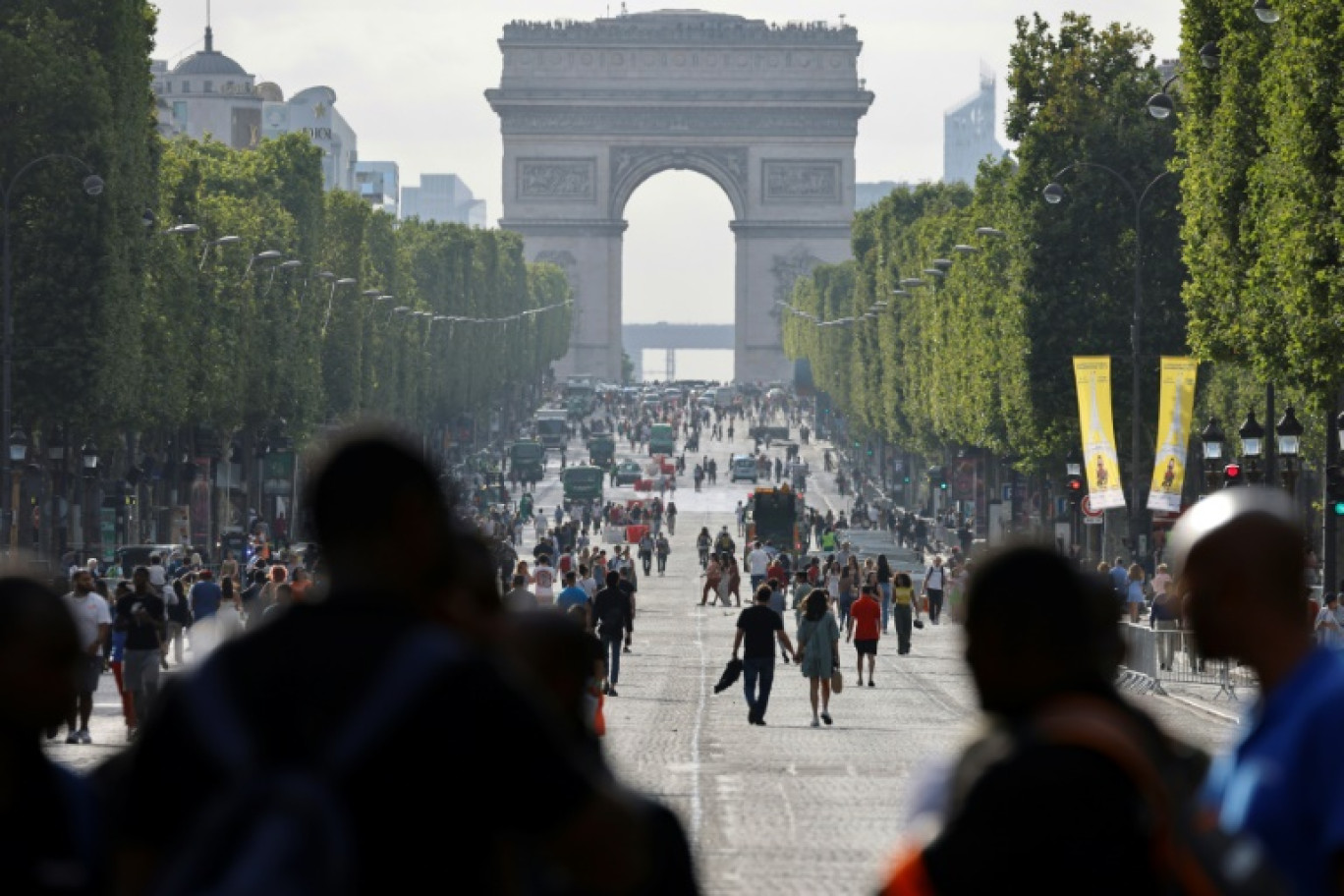 Des piétons sur les Champs-Elysées, le 2 juillet 2023 à Paris © Ludovic MARIN