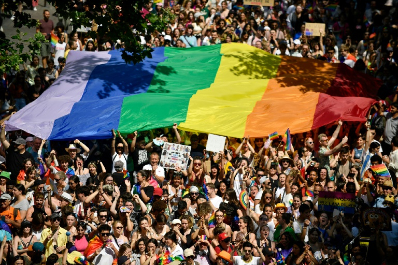 Le drapeau arc-en-ciel déployé lors de la marche des fiertés à Paris, le 24 juin 2023 © JULIEN DE ROSA