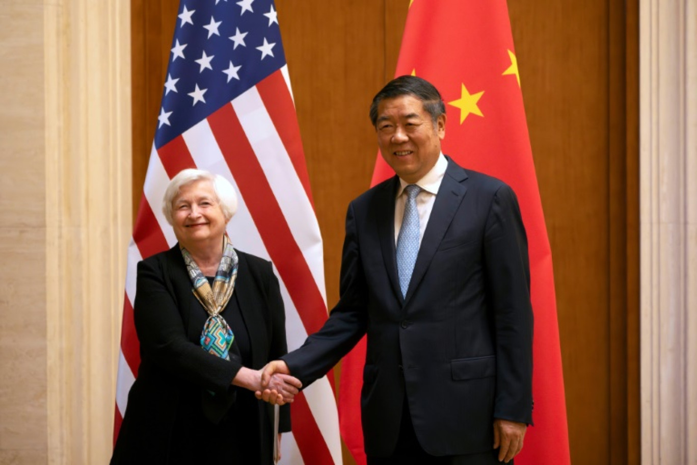 La secrétaire américaine au Trésor Janet Yellen et le vice-Premier ministre chinois He Lifeng lors d'une rencontre à Pékin, le 8 juillet 2023 © Mark Schiefelbein