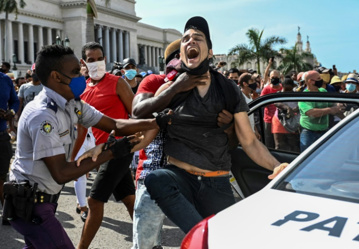 Un homme est arrêté par la police lors d'une manifestation antigouvernementale à La Havane, le 11 juillet 2021 © YAMIL LAGE