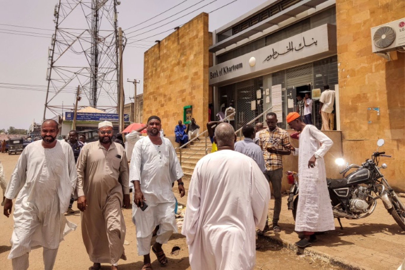 Des habitants devant une succursale de la Banque de Khartoum, le 9 juillet 2023 à Gedaref, dans l'est du Soudan © -