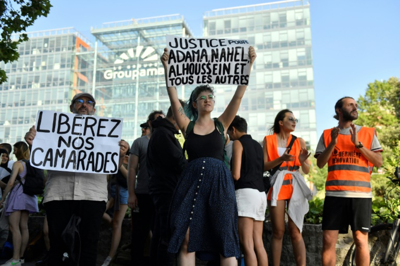 Manifestation devant le tribunal de Nanterre pour demander "l'amnistie" des personnes condamnées pour leur participation aux émeutes, le 10 juillet 2023 dans les Hauts-de-Seine © JULIEN DE ROSA