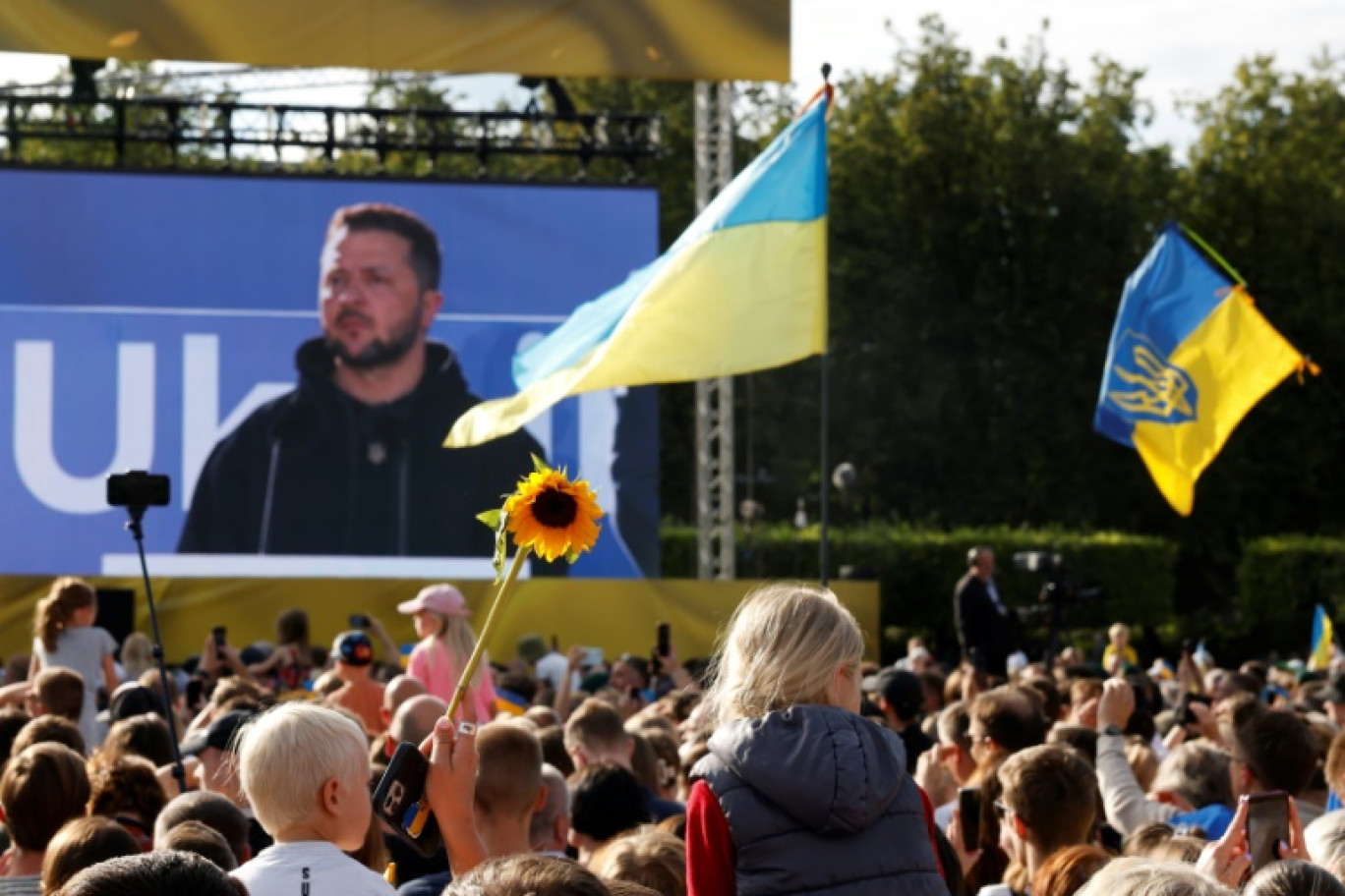 Le président américain Joe Biden (g) et son homologue ukrainien Volodymyr Zelenski lors d'une réunion des membres du G7 sur le soutien militaire à apporter à l'Ukraine, lors du sommet de l'Otan, le 12 juillet 2023 à Vilnius, en Lituanie © ANDREW CABALLERO-REYNOLDS