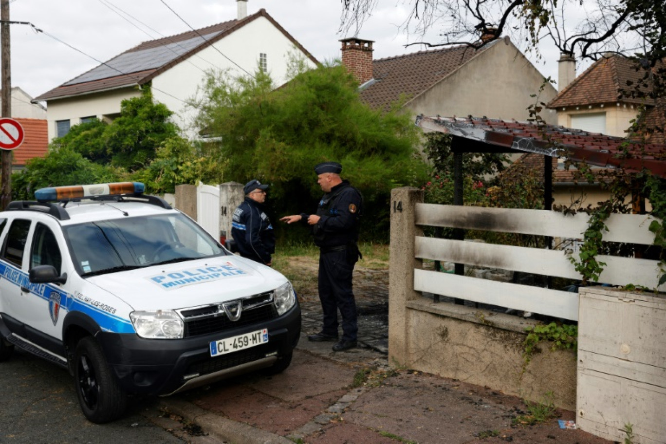 Des policiers municipaux devant le domicile endommagé du maire de l'Hay-les-Roses Vincent Jeanbrun, le 2 juillet 2023 dans le Val-de-Marne © Geoffroy Van der Hasselt