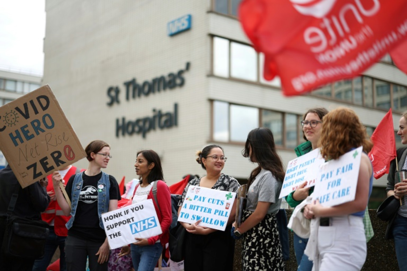 Des "juniors doctors" manifestent devant  l'hôpital Saint Thomas, le 13 juillet 2023 à Londres © HENRY NICHOLLS