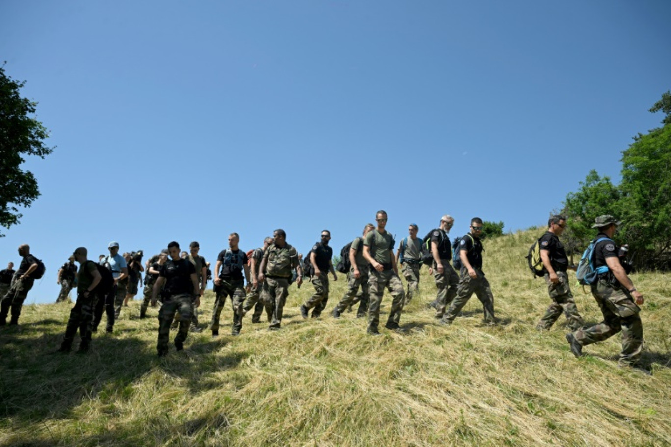 Des gendarmes participent aux recherches d'Emile, deux ans et demi, le 10 juillet 2023 au Vernet, dans les Alpes-de-Haute-Provence © NICOLAS TUCAT