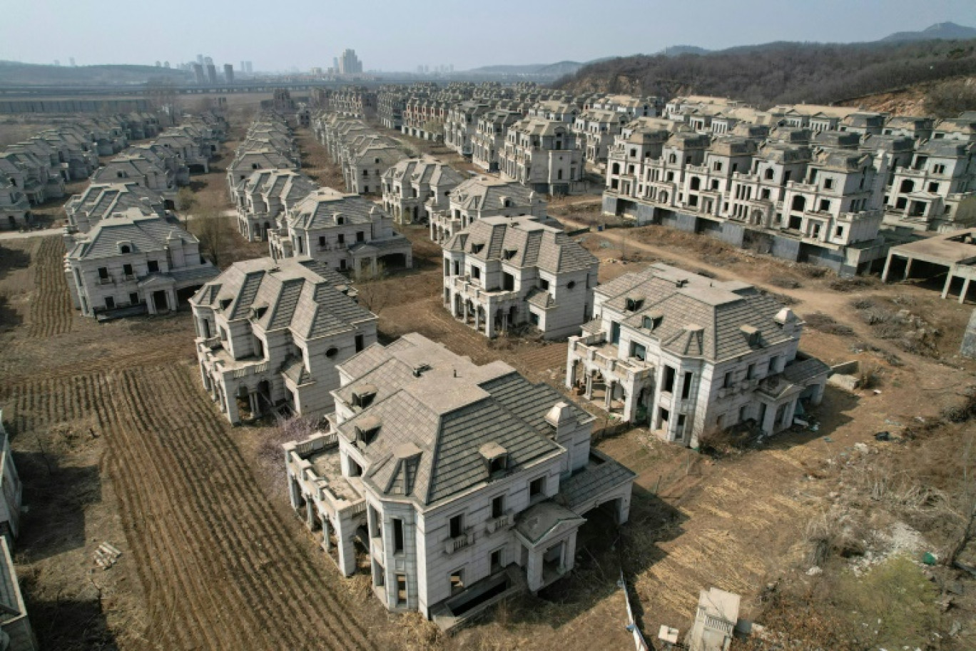 Vue aérienne d'un chantier inachevé de villas de luxe dans la banlieue de Shenyang, le 31 mars 2023 dans le nord-ouest de la Chine © Jade GAO