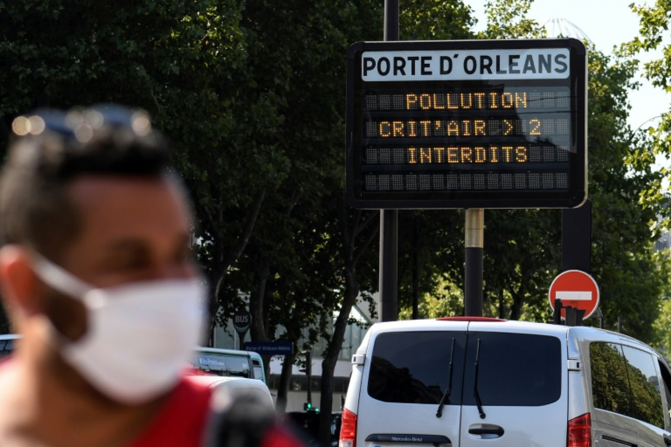 L'interdiction à la circulation de 380.000 véhicules polluants dans la Métropole du Grand Paris, la plus grande Zone à faibles émissions de France, a été reportée de juillet à début 2025 © ALAIN JOCARD