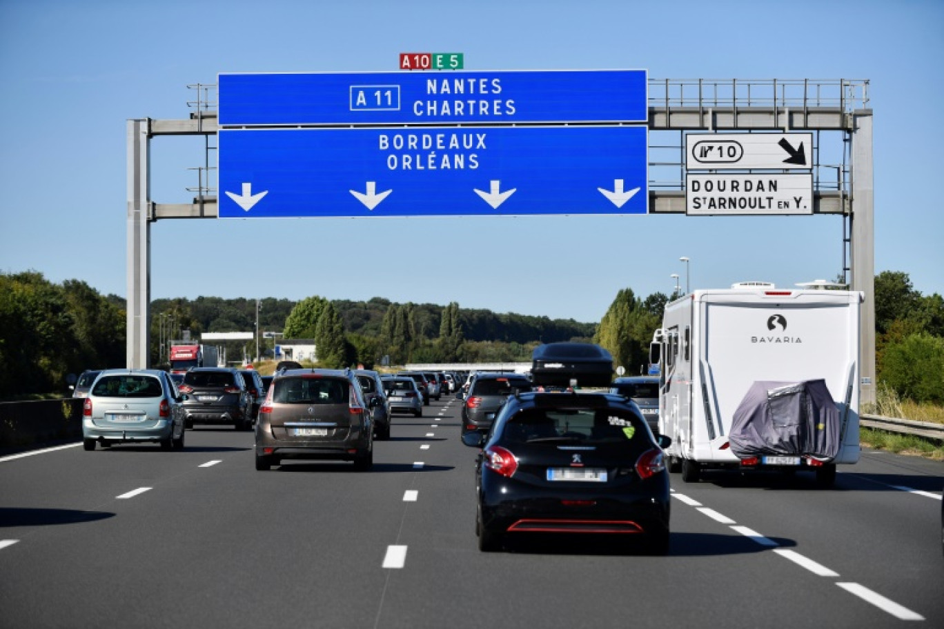 La France va tester la recharge de voitures et camions électriques sur l'autoroute A10 près de Paris, en mettant à l'épreuve deux technologies qui permettront aux véhicules de rouler plus longtemps avec des batteries de taille réduite © JULIEN DE ROSA