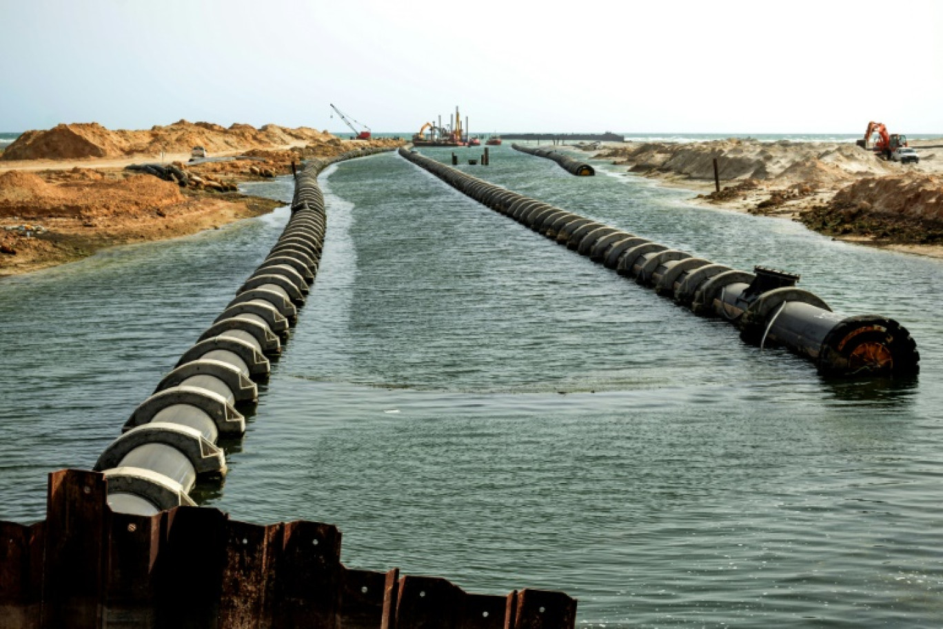 Tuyaux pour canaliser l'eau de mer extraite pour la station de dessalement de Zarat, dans le sud-est de la Tunisie, le 14 juin 2023 © MOURAD MJAIED