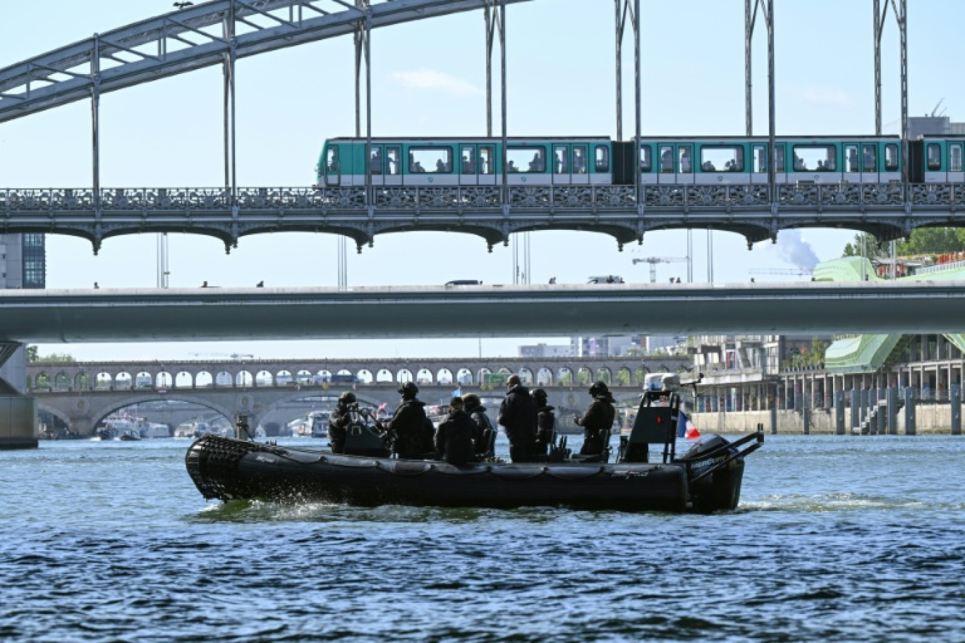 Des policiers à bord d'un zodiac sur la Seine, le 17 juillet 2023, pour tester "manoeuvres", "distances", "durée" et "captation vidéo" de la future cérémonie des JO de Paris en 2024 © Bertrand GUAY